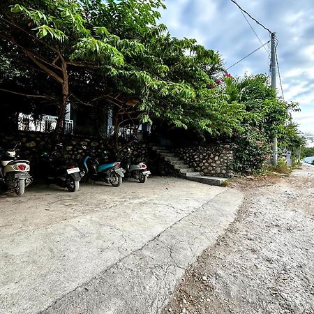 Hostel Bukit Sangcure Toyapakeh Ngoại thất bức ảnh
